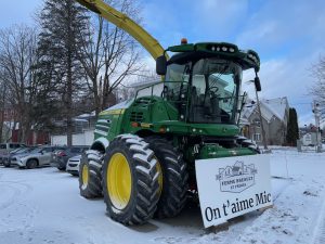 Un tracteur affichant « On t’aime Mic » était stationné devant le complexe Charron pour rendre hommage à Michaël Breault.