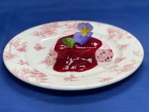 Le gagnant de la deuxième saison de MasterChef Québec, Pierre-Alexandre Joly, a lancé sa chronique estivale à CIGN FM avec une recette de gâteau au fromage glacé aux framboises.
