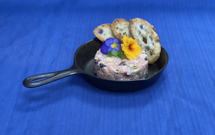 Tartare de saumon maison facile : recette fraîche au pamplemousse, pistaches et canneberges
