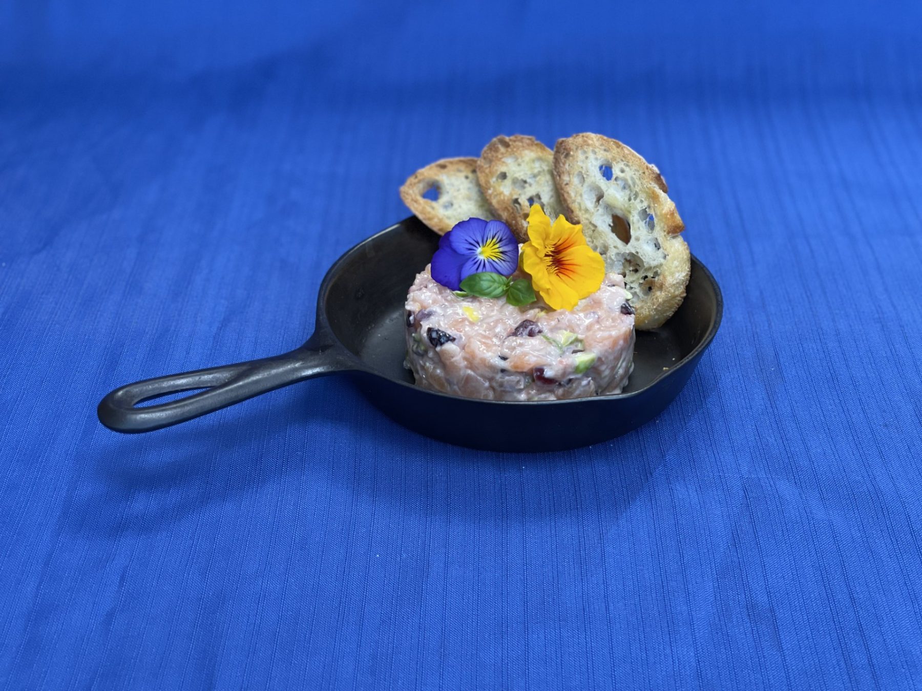 Tartare de saumon maison facile : recette fraîche au pamplemousse, pistaches et canneberges