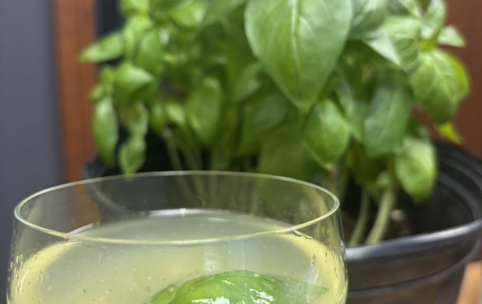 Comment préparer un Gin Basil Smash frais et aromatique avec Loumonade