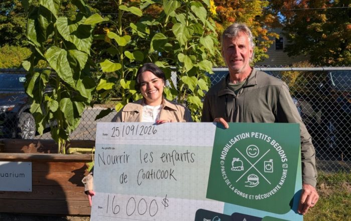 Mobilisation petits bedons remet 16 000 $ à trois écoles de Coaticook afin de soutenir l’aide alimentaire et la réussite des élèves.