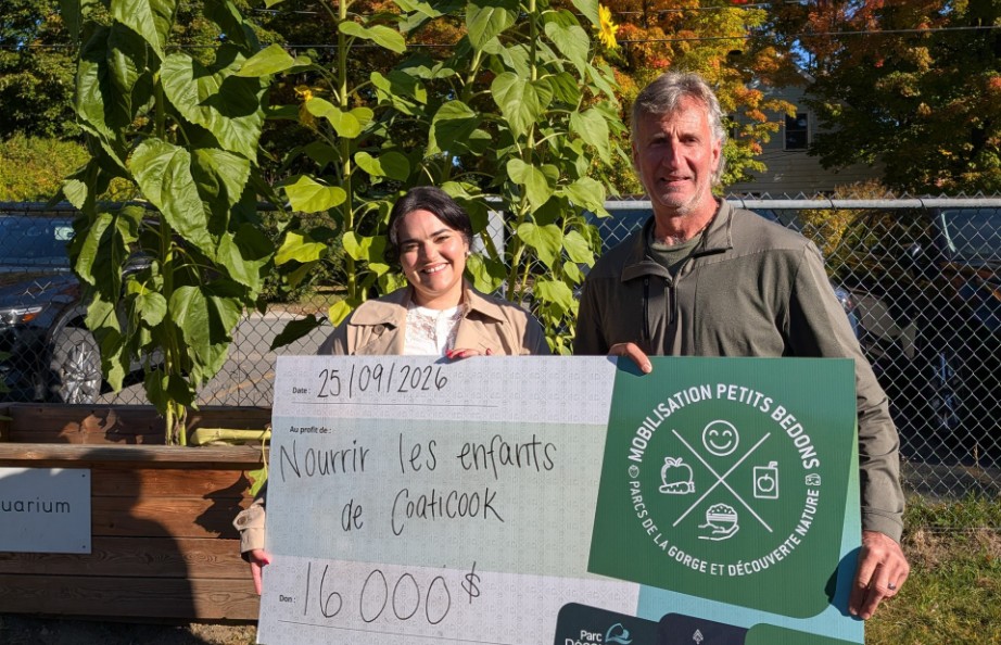 Mobilisation petits bedons remet 16 000 $ à trois écoles de Coaticook afin de soutenir l’aide alimentaire et la réussite des élèves.