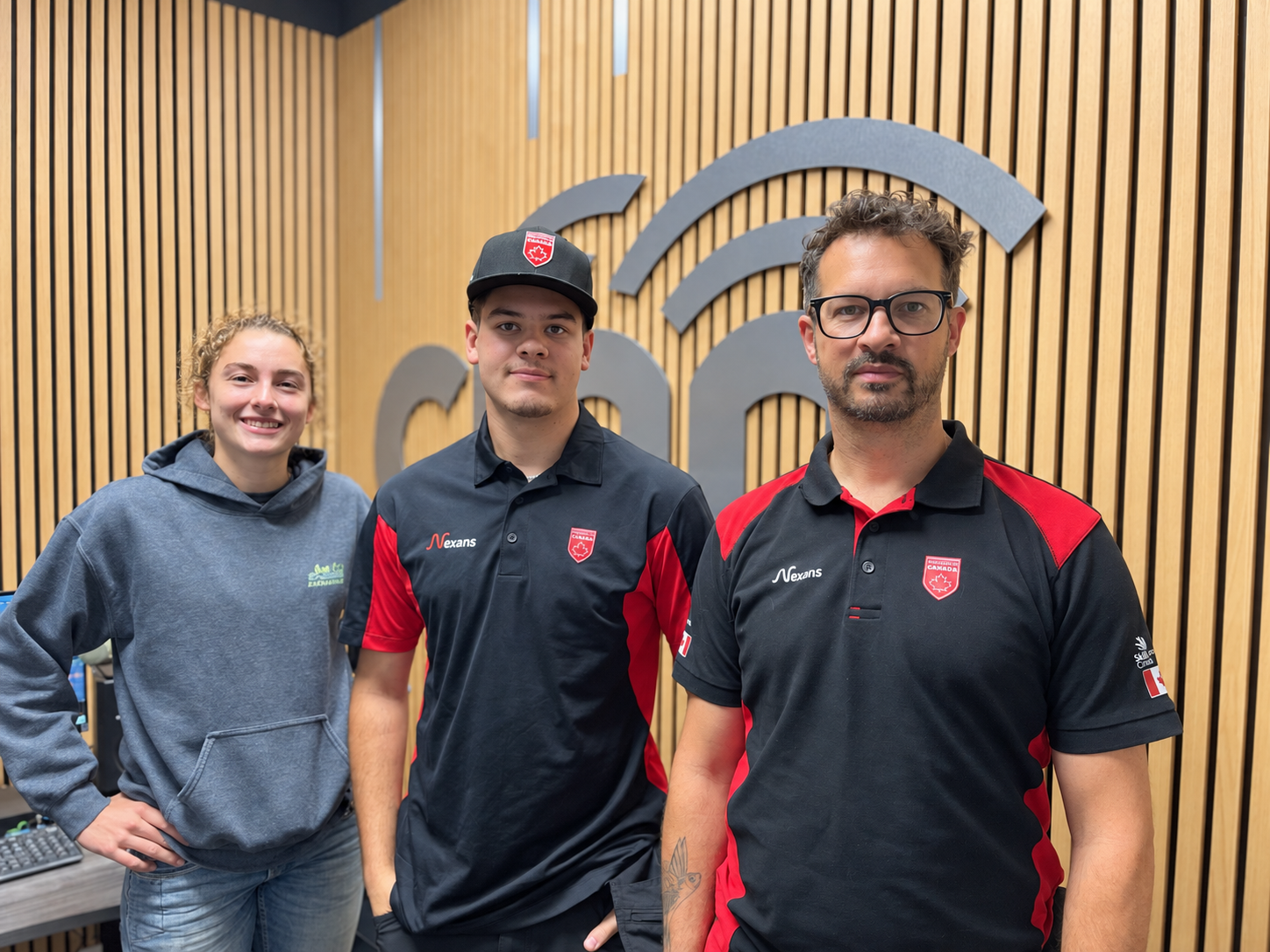 Charlie Véronneau, Logan Poisson et leur professeur Mathieu Poisson en route vers Shanghai