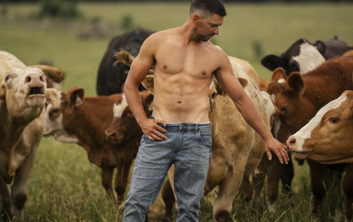 Le Calendrier des agriculteurs du Québec 2027 présente des producteurs dans des photos sexy et séduisantes, au profit de l’ACFA. Prévente à 25 $.